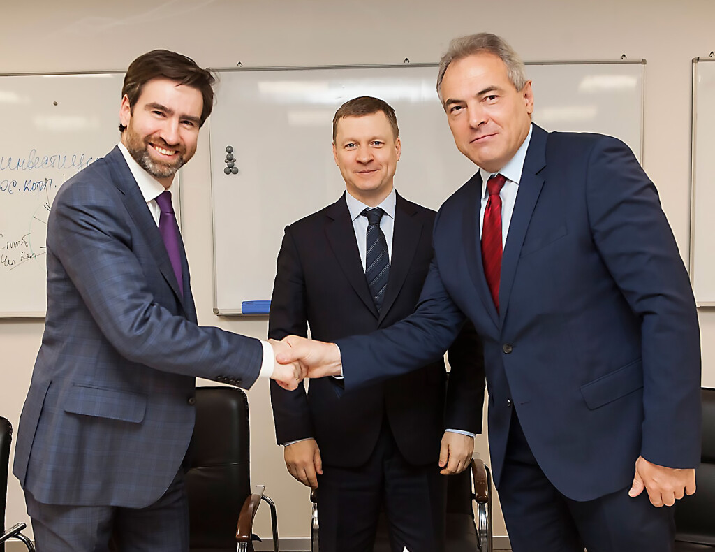2051 Соглашение скрепили рукопожатием (слева направо) Дмитрий Ялов Андрей Ива...
